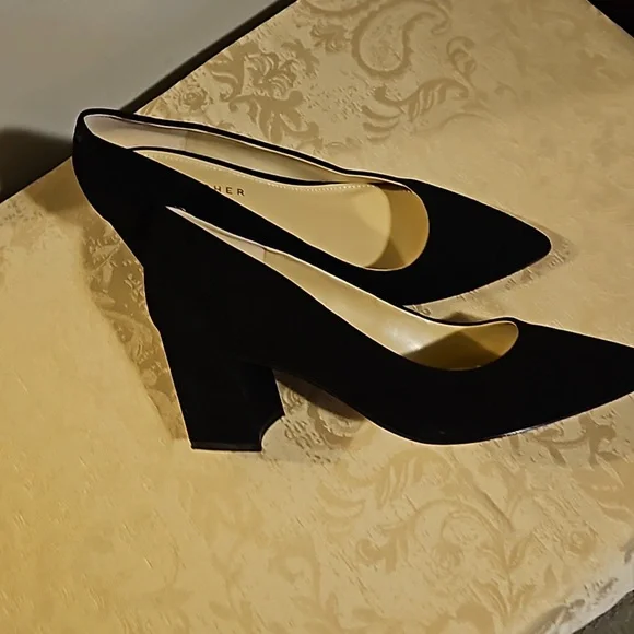 MARC FISHER SUEDE PUMP - Picture 5 of 6